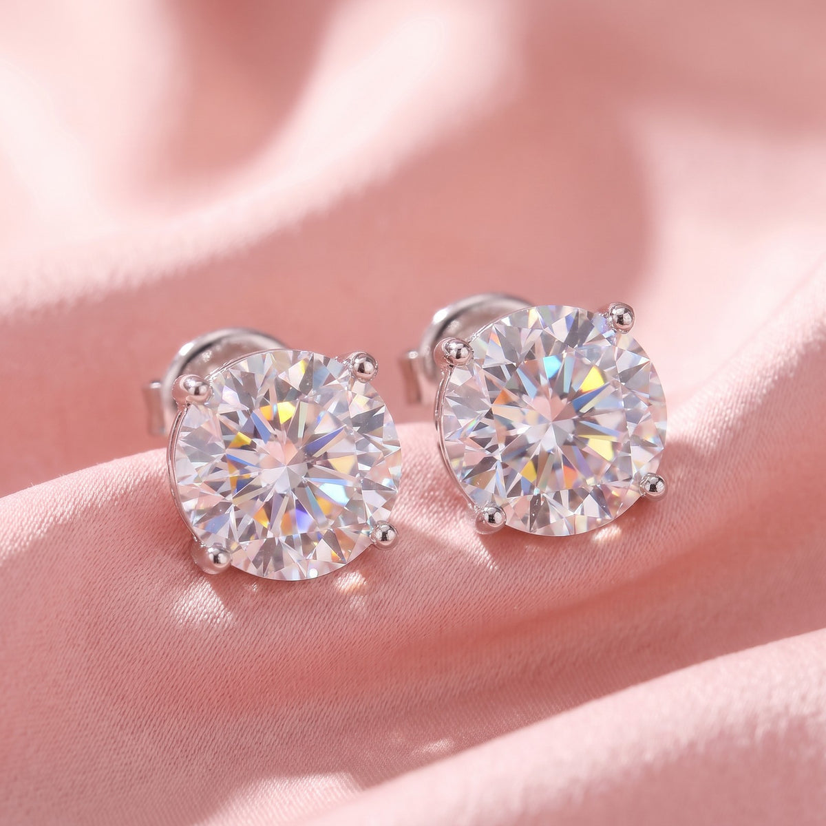 Solitaire charm pair, close-up